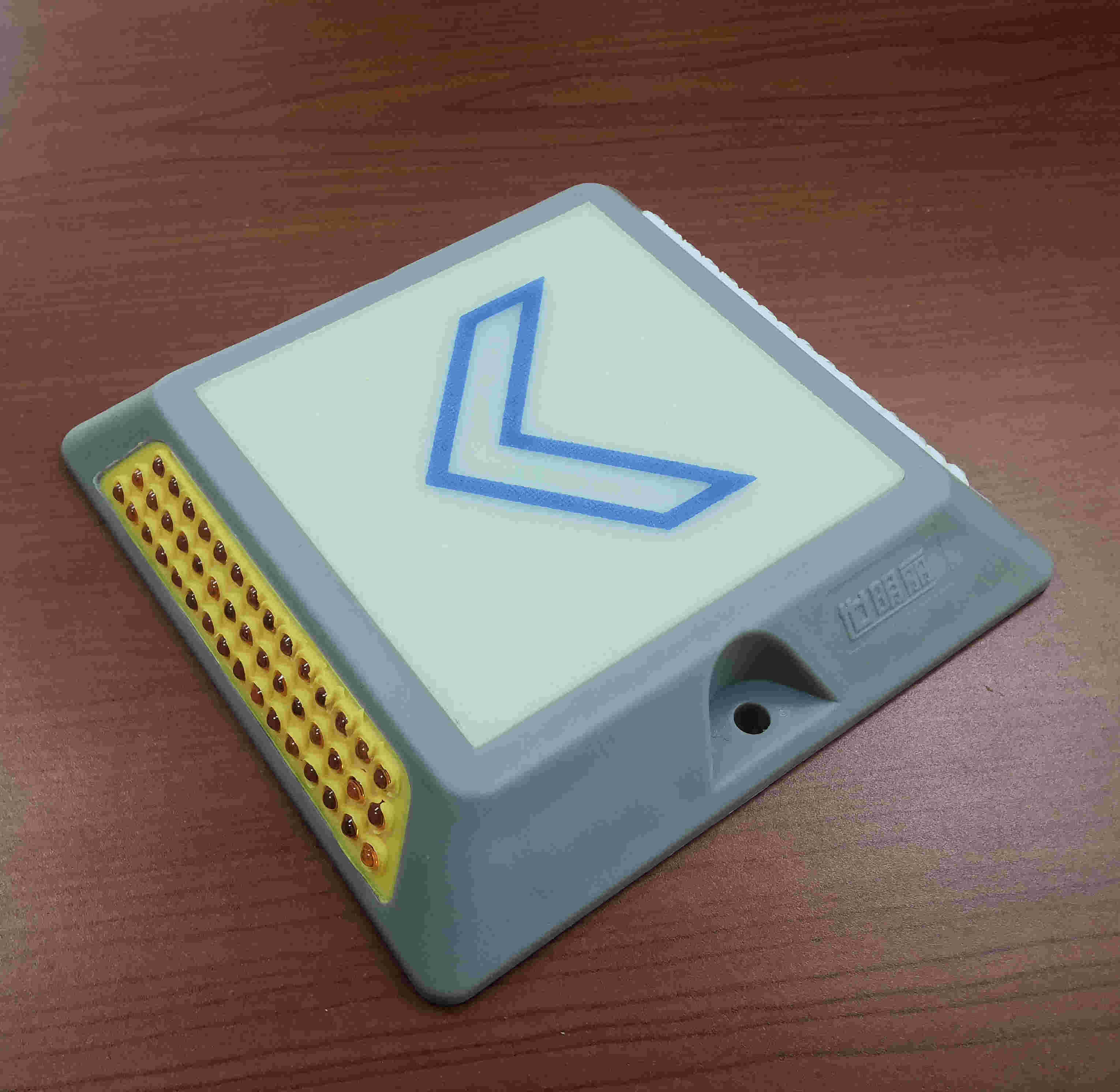 Self-luminous & Reflective Warning Road Stud on Road